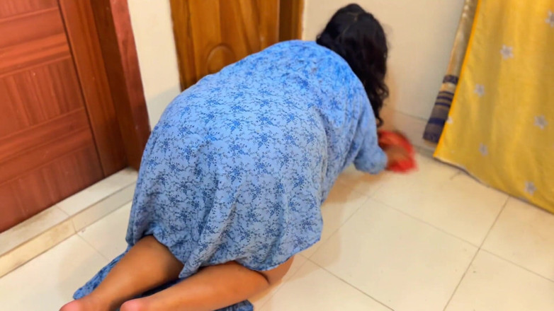 Aria Mia: Madrastra musulmana de gran culo atrapada debajo de la cama -...
