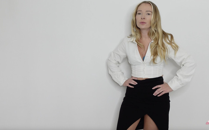 Brea Rose: Directoarea te tachinează și dă instrucțiuni de masturbare