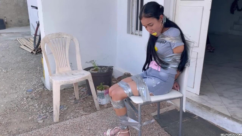 Selfgags Latina Bondage: Znuděná 18letá Chce sexy handyman bondage (epizoda 1 ze 2)