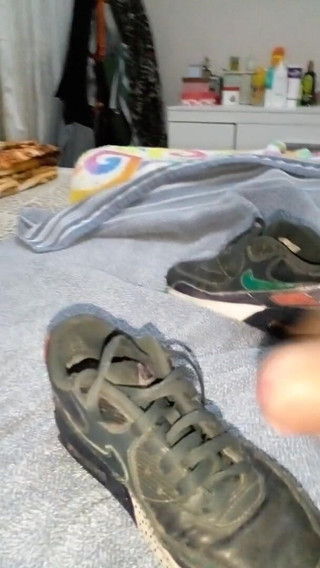 Sneakerfetish_BR: Zapatillas follando y corriéndose en mi viejo aire max