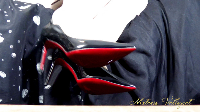 Mxtress Valleycat: Penzolante con scarpe griffato
