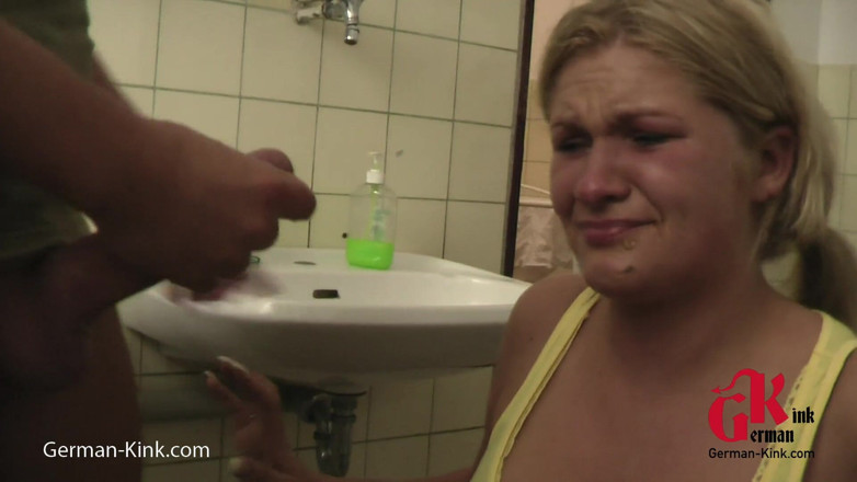 German Kink: 화장실에서 금발 창녀를 위한 딥쓰롯 액션