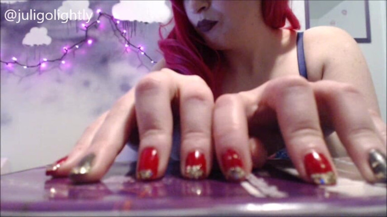 goddessjoules: Giganta golpeando las uñas