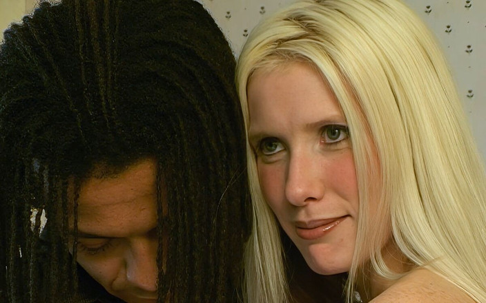 One Man Banned: Séance photo d’une MILF blonde aux pattes avec un black...