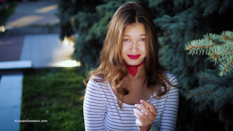 Russian Smokers: Sensual chica rusa fumando cigarrillo por olas