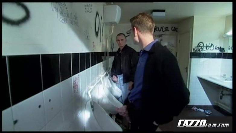 Cazzofilm: CAZZOfilm - geile schweine in einer öffentlichen toilette