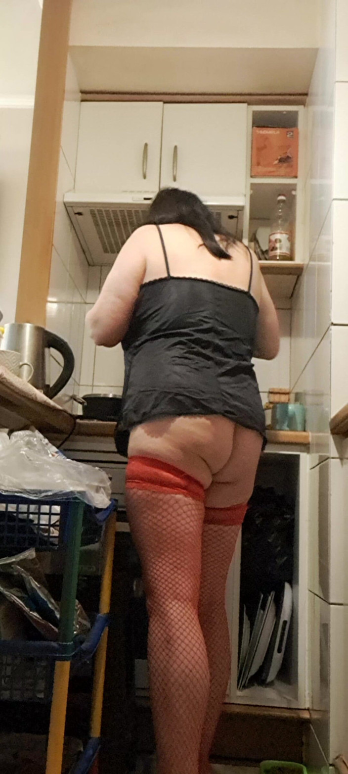 Mommy big hairy pussy: MILF z czerwonymi pończochami w kuchni