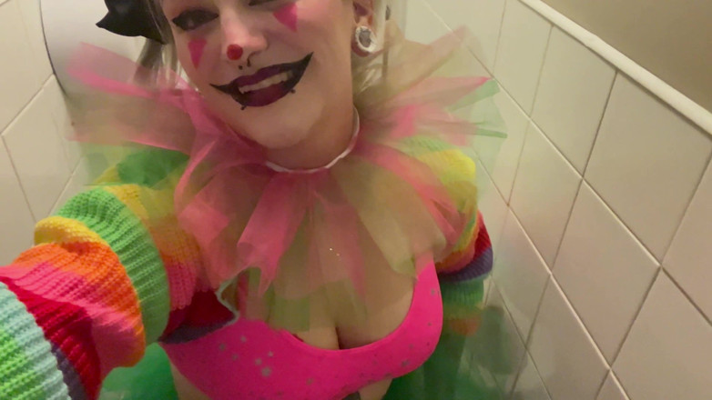 EeveeXo: Trashiges clowns-mädchen öffentliche toilette pissen, blankziehen und rauchen