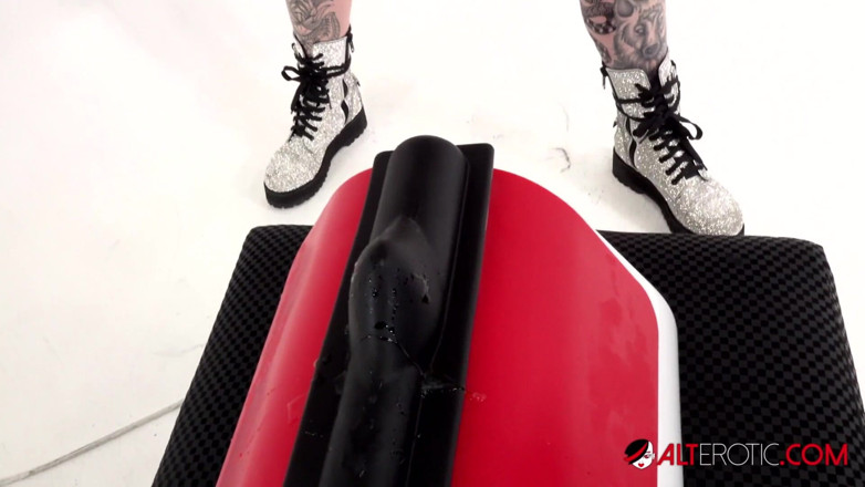 Alt Erotic: Amber Luke tatouée chevauche la secousse pour la première fois