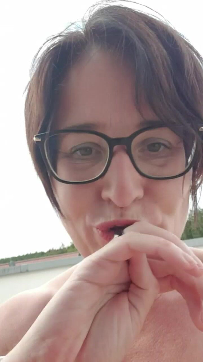 JulieEroticDress: Auto-fessée avec squirt