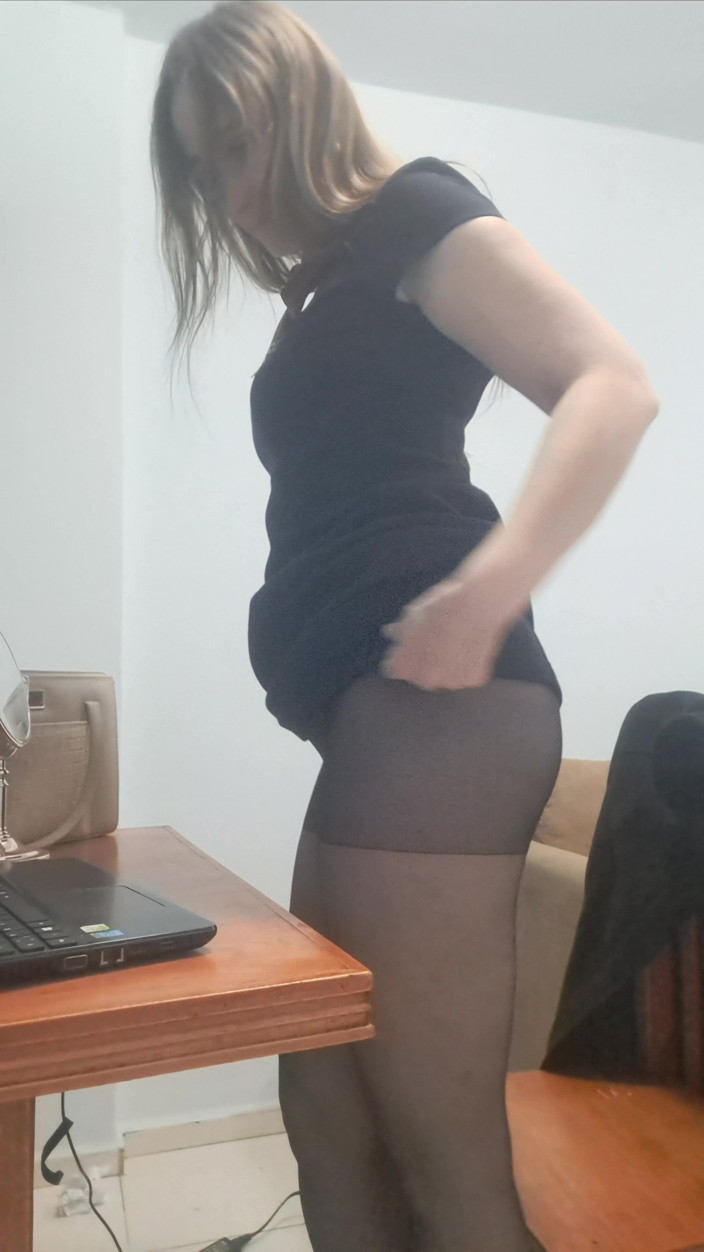 Flor_latina: 秘書は、職場の上司に熱いビデオ通話をしている様子を録画させます