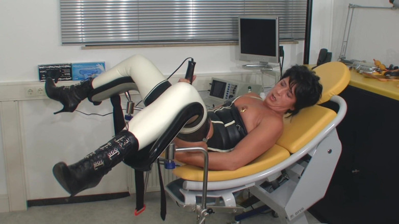 Rubber & Clinic Studio - 1ATOYS: Masturbación anal con orgasmo mojado