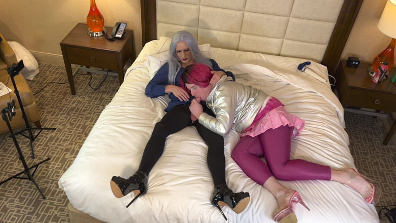 Sissy Bailey Wilde: Gorąca Crossdressing Bogini Dostaje Obciąganie z Trans Kelsey Masters - Kompilacja 1