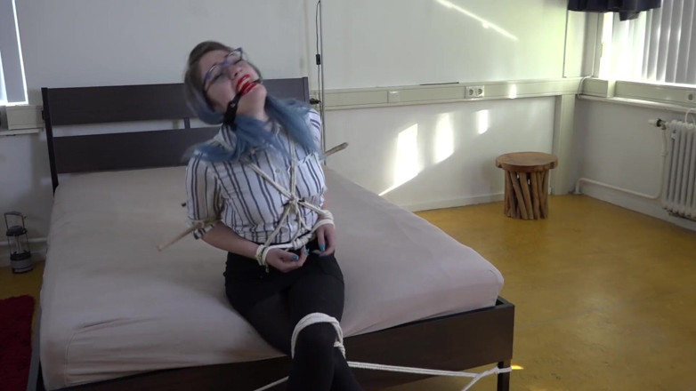 Restricting Ropes: Luna Grey - la secrétaire ballgagging