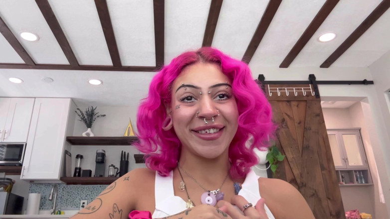 Nali Marie: Nali Marie saute le cours vous donnant des instructions de...