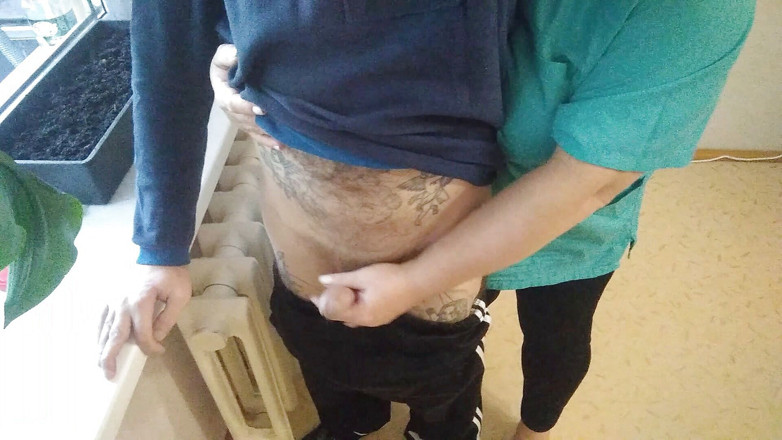 Zona901: L'infirmière me branle la bite et finit dans un bocal...