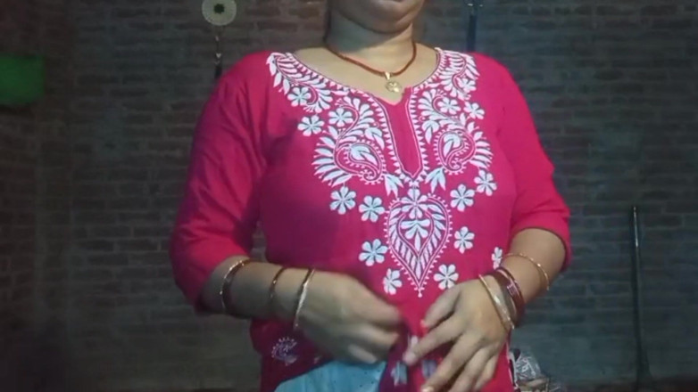Manjushukla: Show desnudo y digitación.