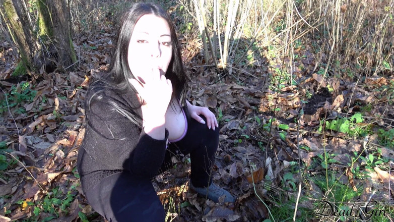 Dead Girl: Gadis muncrat di mulutnya di hutan