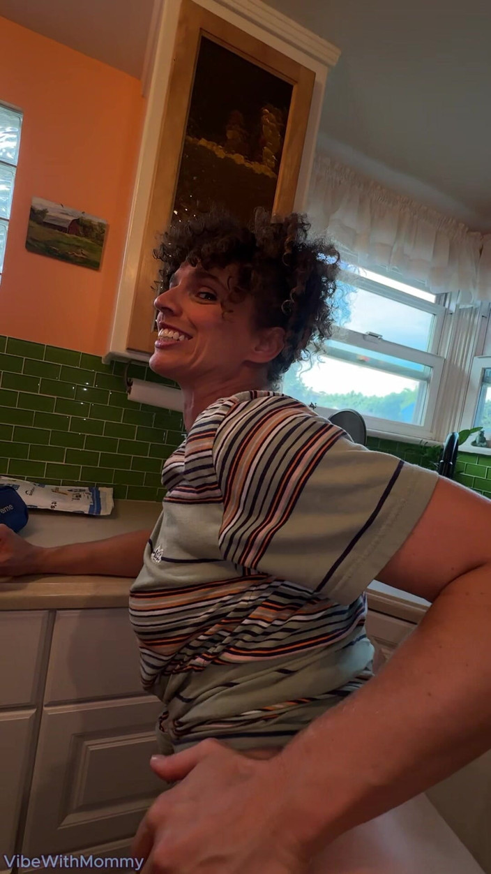 VibeWithMommy: Hete stiefmoeder betrapt stiefzoon op masturberen