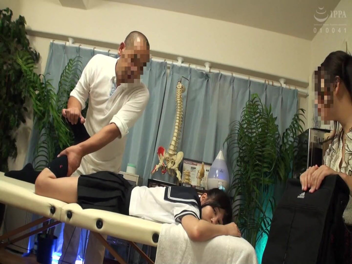 Raptor Inc: Images de massage indécentes d'étudiantes.