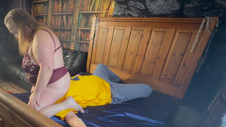Aaexperiencesltd: Teil 2:- Domina satana &amp; Eddie werden beim facesitting bestraft.