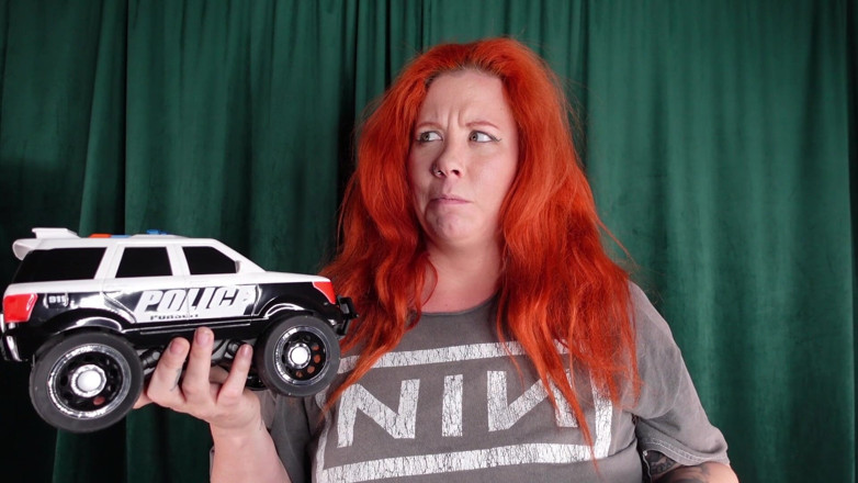 Deanna deadly: Deanna écrase ta vieille voiture-jouet que tu aimes après t’avoir humilié...