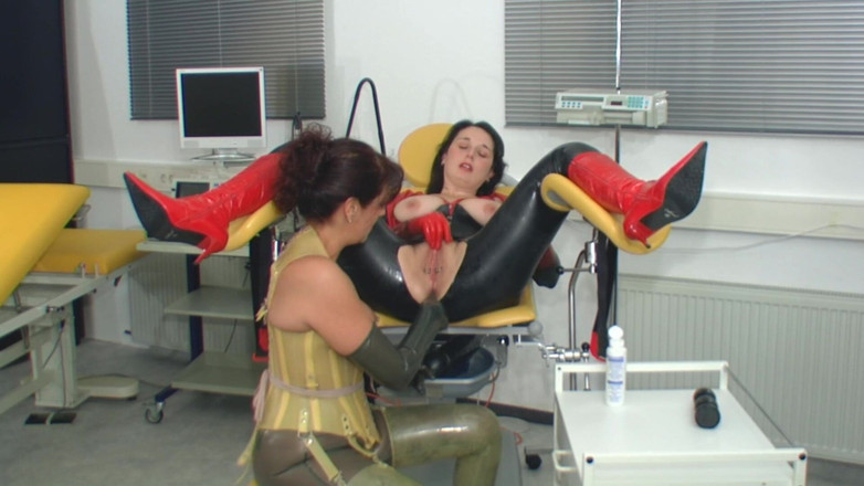 Rubber & Clinic Studio - 1ATOYS: Fisting en caoutchouc sur le gynchair