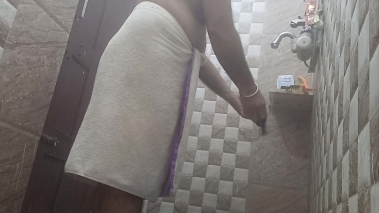 Austin Rose: Un caldo vecchio formoso si fa un bagno nudo