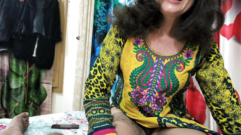 Bolly Karma: Nestydatá MILFka sex video z webové kamery