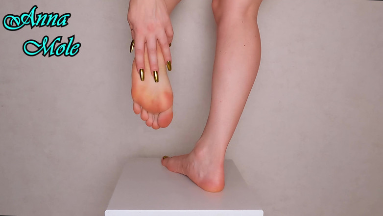 Anna Mole: Pieds et pieds nus