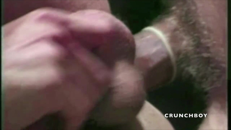 GAY VINTAGE PORN: Dimitri geneukt door zijn beste vriend