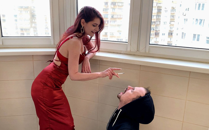 Petite Princesses Femdom: 인간의 재떨이 노예 입을 사용하여 담배를 피우는 빨간 드레스를 입은 우아한 여신 소피