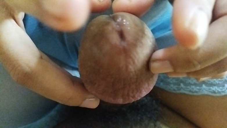 Lovely hairy pussy: Mát xa đáng yêu chơi với precum của tôi
