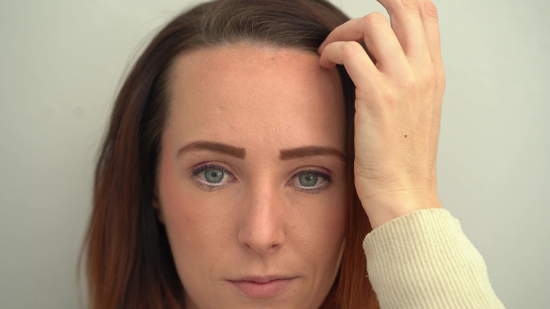 Alicia Robertz: Extreme close-up roodharige met blauwe ogen rokend