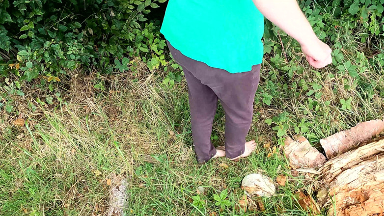 Bouncy Tits Action: Des seins avec du sperme dessus fessent dans les bois
