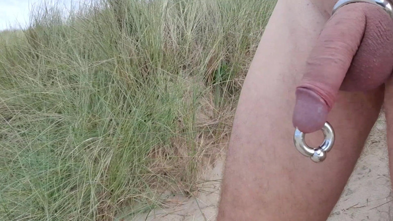 Cozzy: Berjalan di pantai bogel
