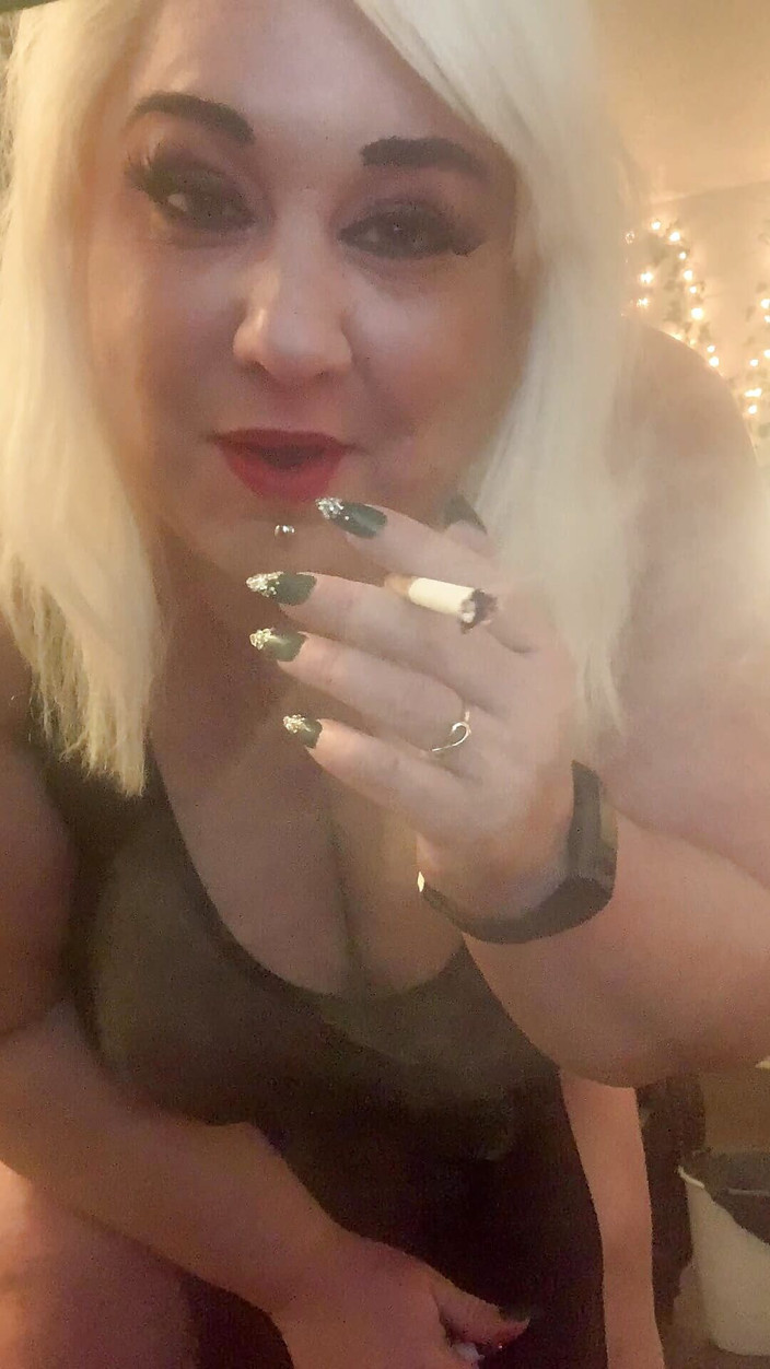 BlancaGirlBBW: Sexy bBW masturbiert und raucht newports