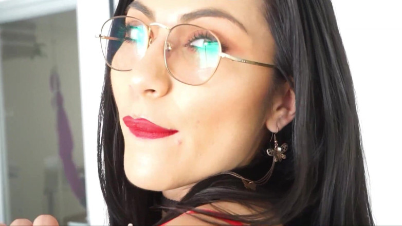 Cipriani: Latina badan sensual berpose skirt lateksnya