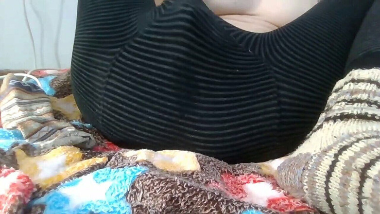 BW_Dolphin: Blanke meid in warme winterbroek masturbeert online met haar Indische...