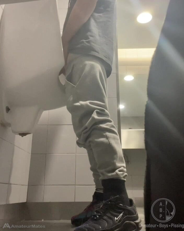 AmateurBoysPissing: 2 chàng trai mặc giày thể thao vui vẻ tại...