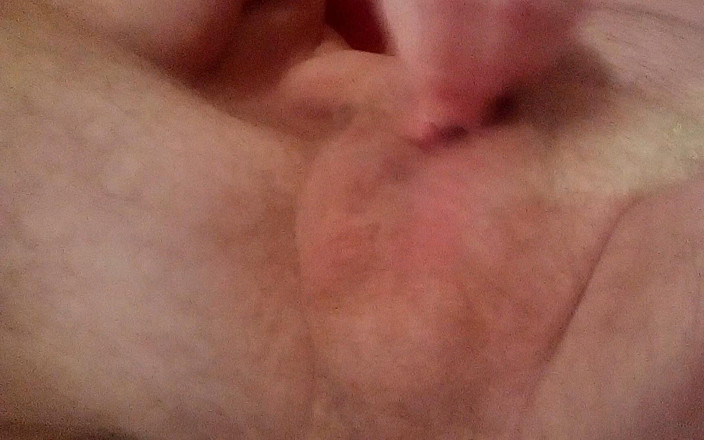 Sex hub couple: Closeup of Jen playing with Johns Balls