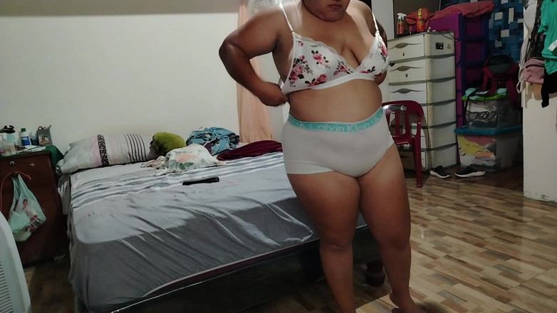 Colita caliente: Stepson Secretly Records His Stepmother Coming Out of the Bathroom...