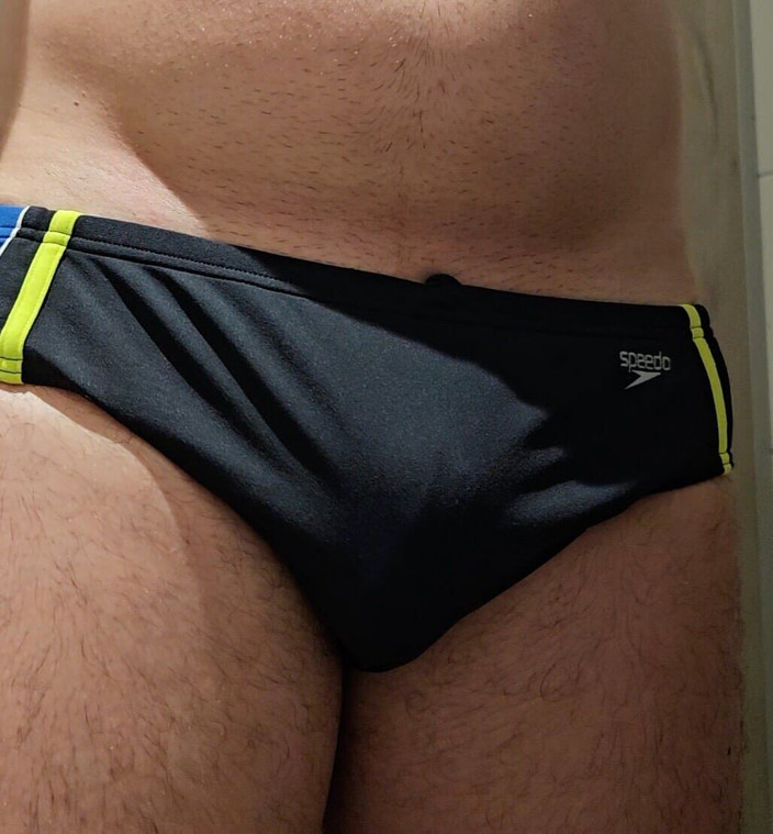 Speedofanboy: Branlette et éjaculation dans un speedo noir au hasard