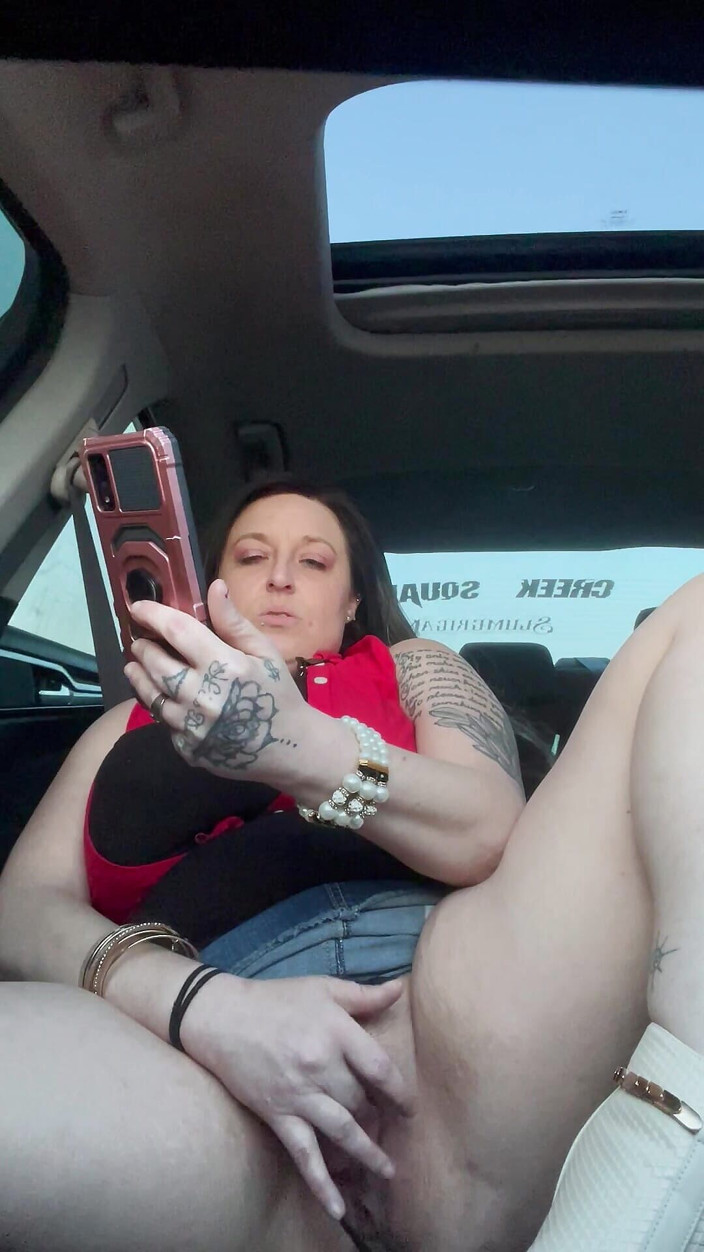 July: Troia arrapata che guarda porno usando il dildo in auto...