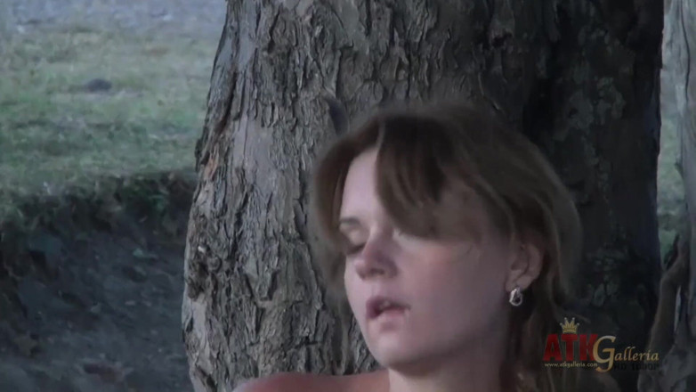 ATKIngdom Fans: Les plaisirs de Selena au bord de l'arbre