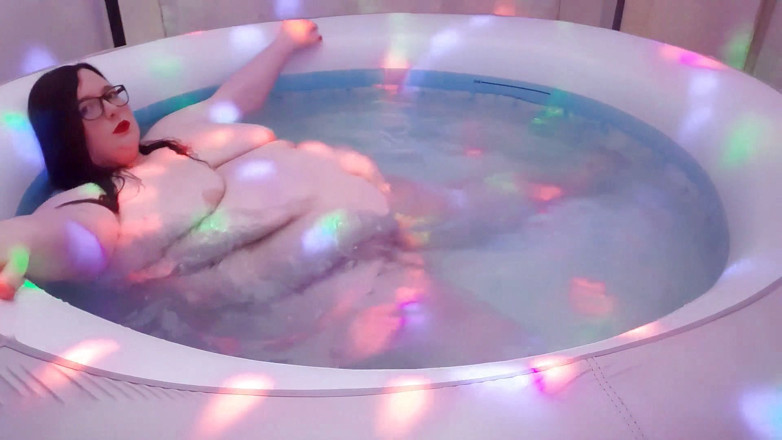 SSBBWLadyBrads: 핫한 욕조에서 노는 육덕 거유 SSBBW 배꼽