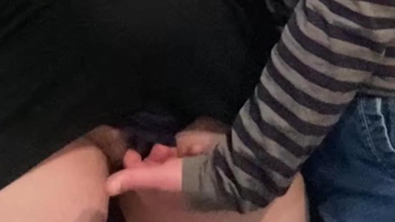 PriyaNaavya: Kåt Perv fingrar flicka under klänning