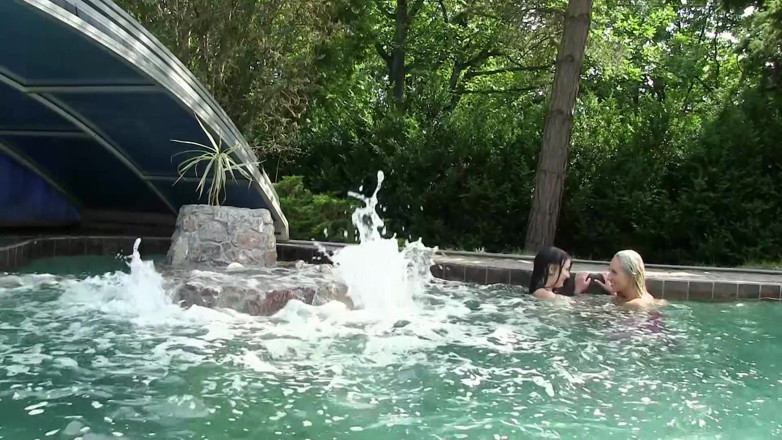 Lesbian Desire: Jenny simons dan lucy li jilat memek di tepi kolam...