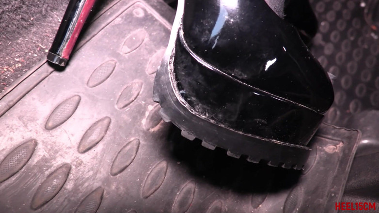 Heel 15 cm: Jeanne w samochodzie