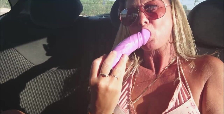 Natalie K: Ngentot dildo di kursi belakang mobil yang diparkir di jalan...